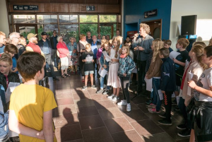 Skolebørnene sang på Langå station 2017